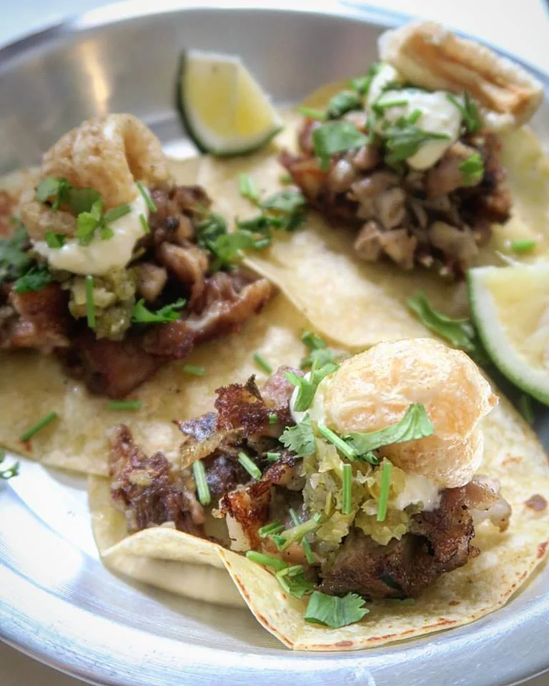 No doubt about who's the star here at #TacoVengo - piggy. Piggy in a taco, to be precise. Squeeze a lot of lime, and some hot sauce. Sigh like a fool. π π Β