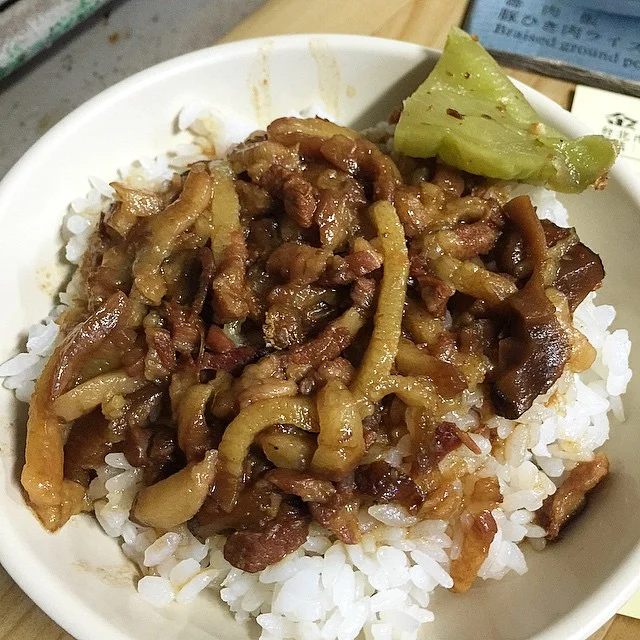 Dinner on this icky rainy night is like a hug. Yummehhhhh minced pork on rice. ❤
