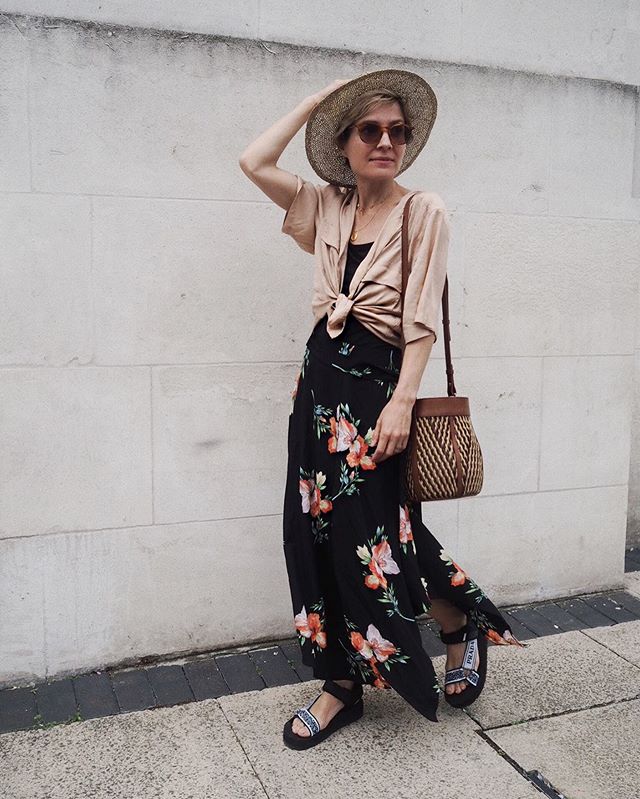 In my head always nonchalantly gatecrashing The Godfather wedding 💃 (think the Corleones would like the shirt? 😆) @andotherstories | 📸 @bubblyaquarius 😘
_____ (Shirt gifted, skirt old @topshop , bag bought in @farfetch sale , glasses &amp; hat gi