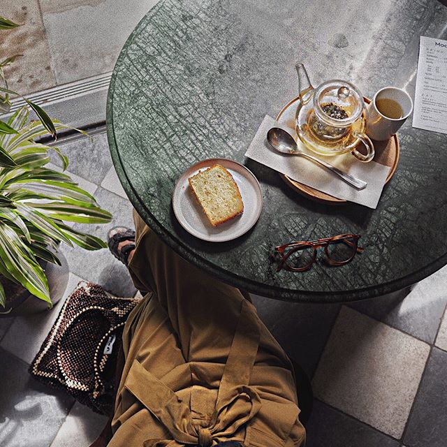 Heat delirium recovery in one of my favourite Shoreditch cafes ☕️🆘 where they have just in the most charming vintage painted seashell pendants from Paris 🐚🇫🇷 pic on Stories ☝️ #cafesoflondon #olympuscreators