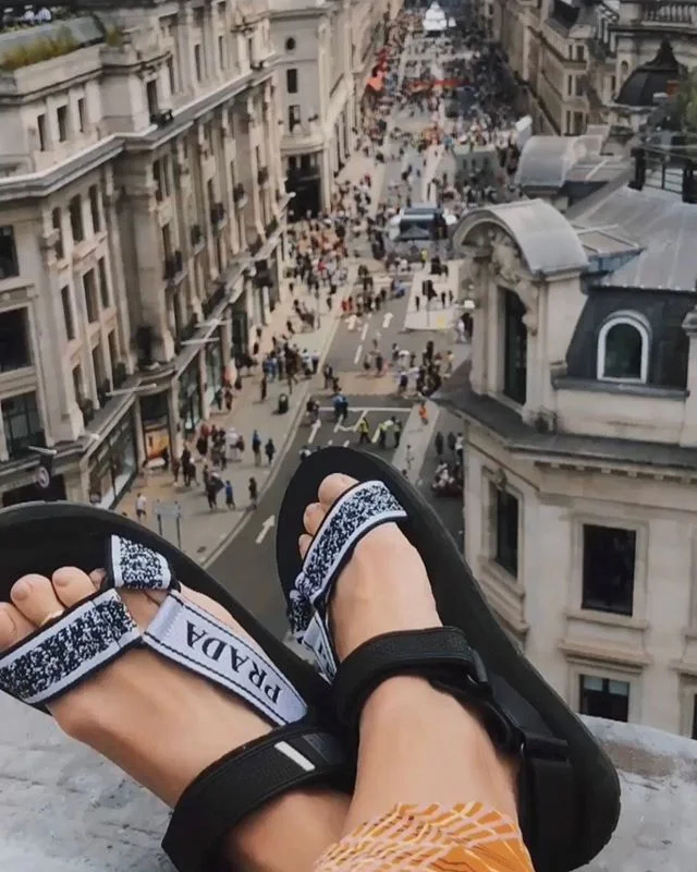 When they let you back up on the roof again for that summertime buzz 💋🐝🌞 @regentstreetw1 .
.
.
.
.
#thisislondon #regentstreet #rooftop #londonlocal #londonbylondoners #vscolondon #timeoutlondon #shoefie