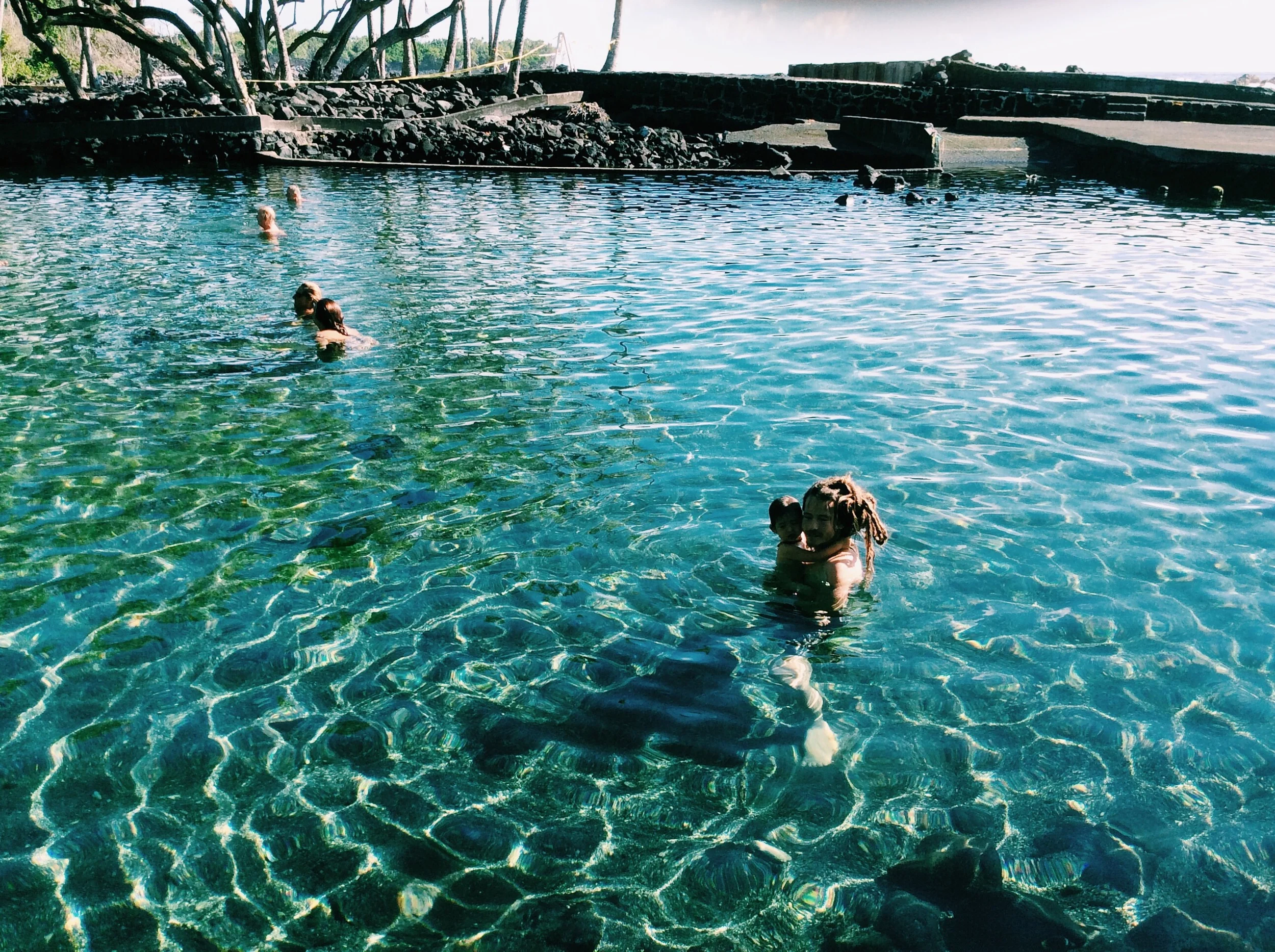 こちらに来てから毎日通っているWarm Ponds、カポポ湾にあるここは、アハラヌイ公園の中にあります。温水は火山の溶岩によって温めらてたもので、この池が接している海から寄せる波で冷やされ、ちょうどいいぬるま湯に保たれています。ここはヒーリングスポットとしても世界的に有名な場所で、筋肉や骨にトラブルを抱えている人たちやお年寄りの方など治療にやってきます。ワッツ(water shiatsu)にも最適です!