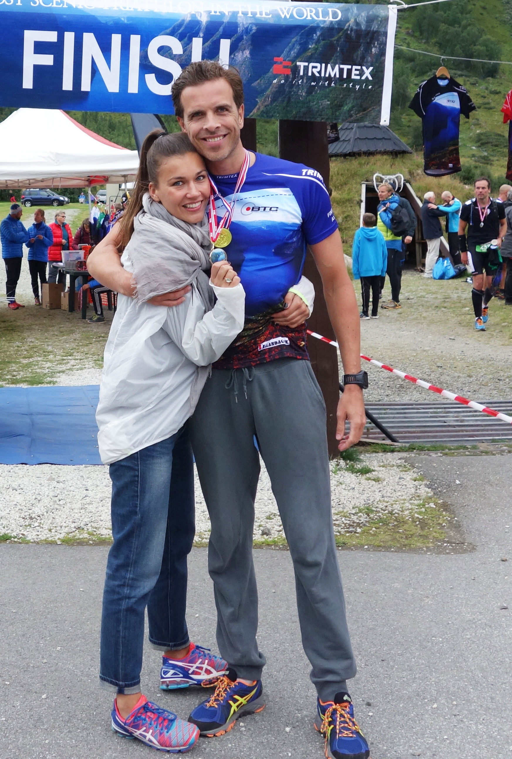 with the girlfriend at the finish proudly wearing the sub 9 hours shirt