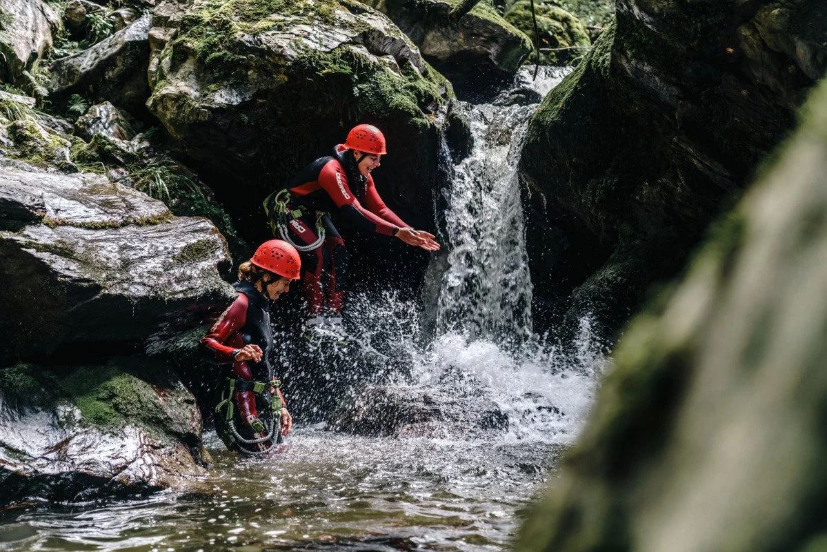 Zwei Teilnehmer einer Canyoning-Tour in einem Gumpen der Auerklamm bei Sautens im Ötztal.