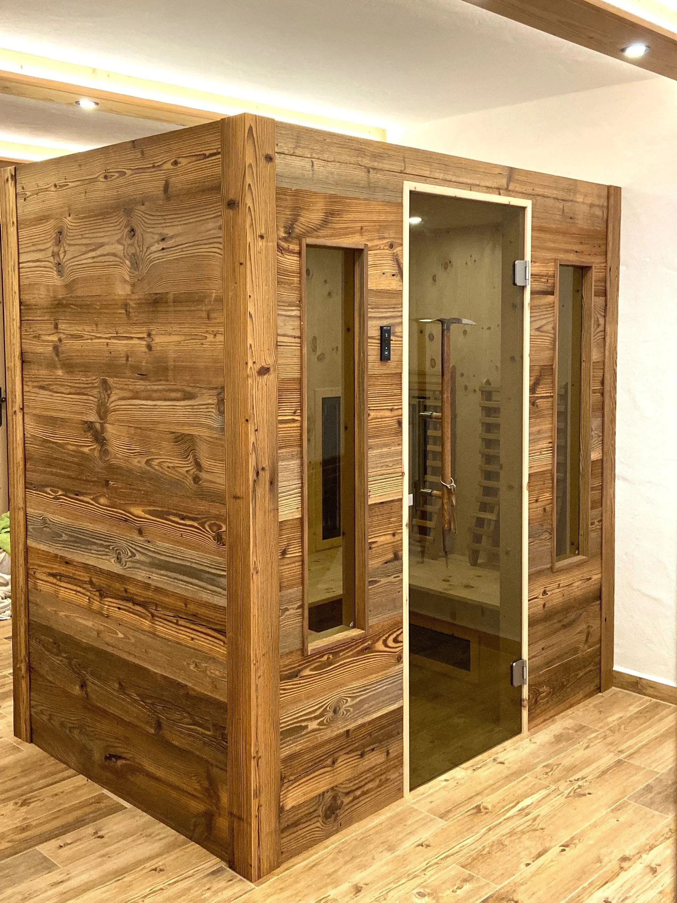 Private Infrarotsauna im Ötztal Chalet in Tirol mit Holzverkleidung und Ruhemöglichkeit als persönlicher Spa-Bereich.