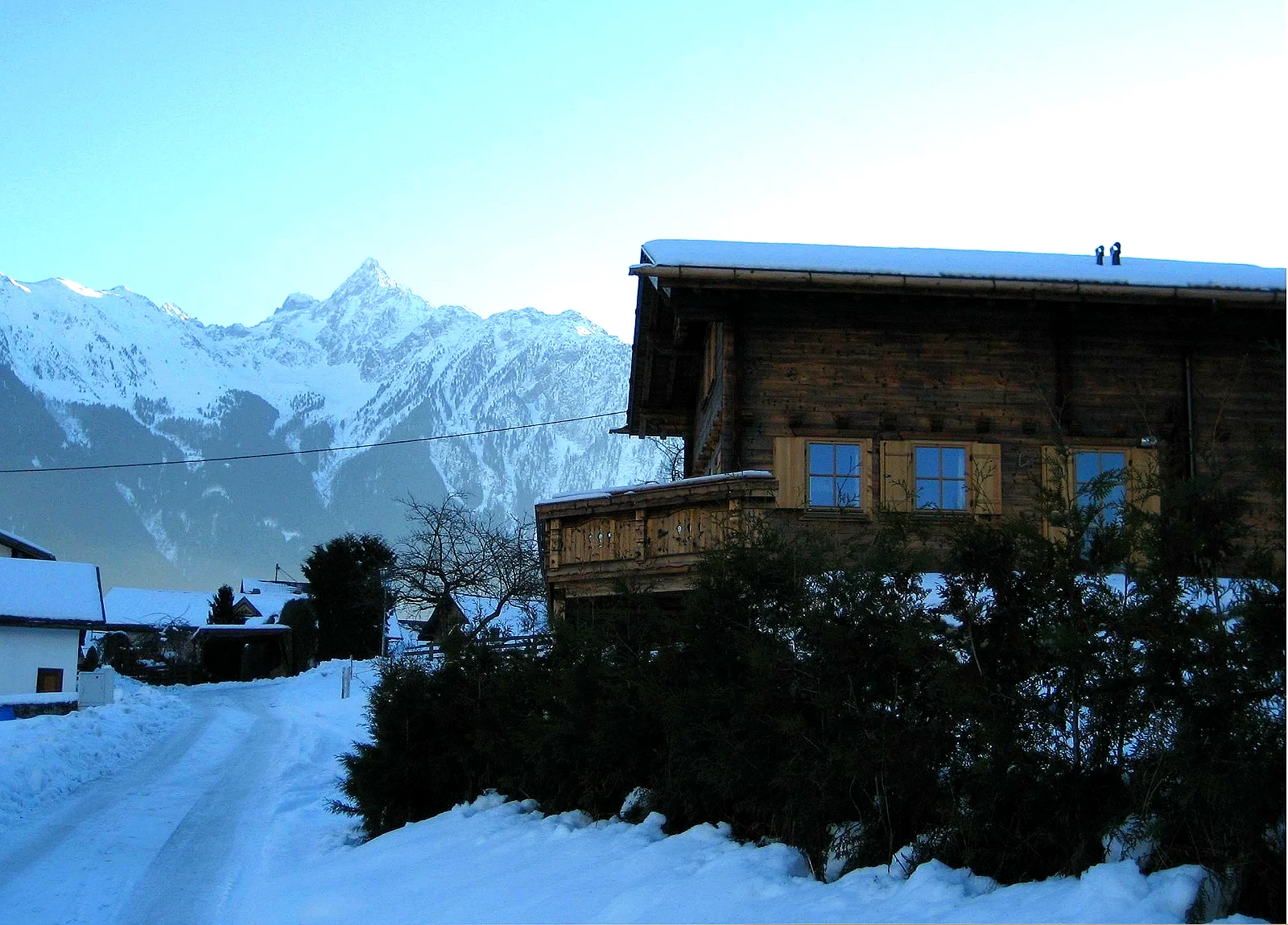 Haus Außen_Blick von Unterbergweg auf Acherkogel_Winter.jpg