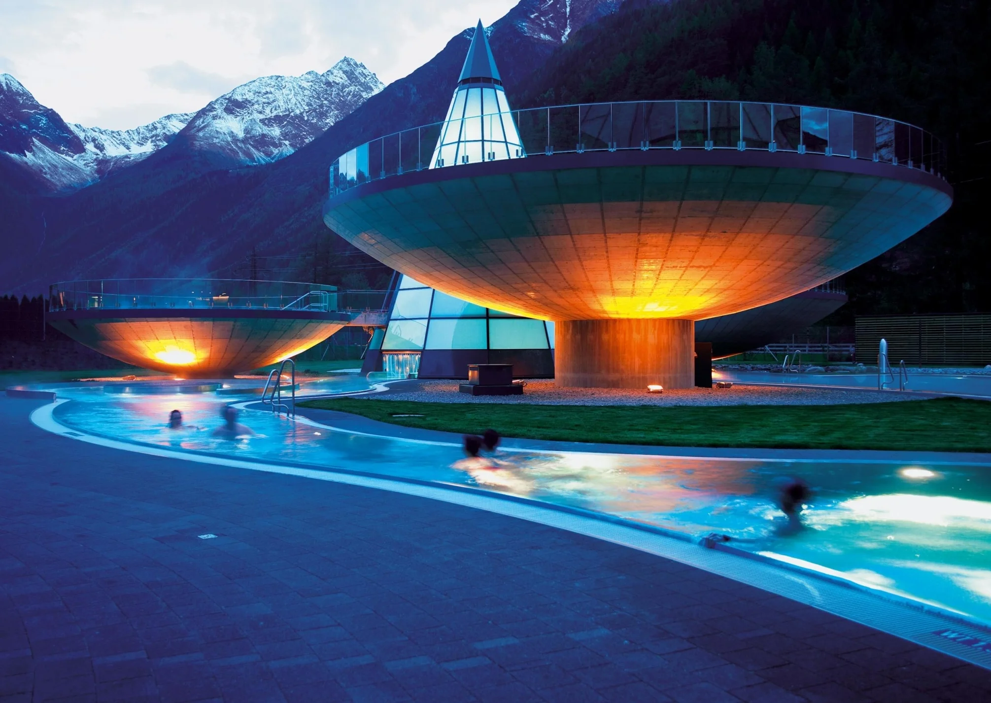 Aqua Dome_Aussenbecken am Abend.jpg