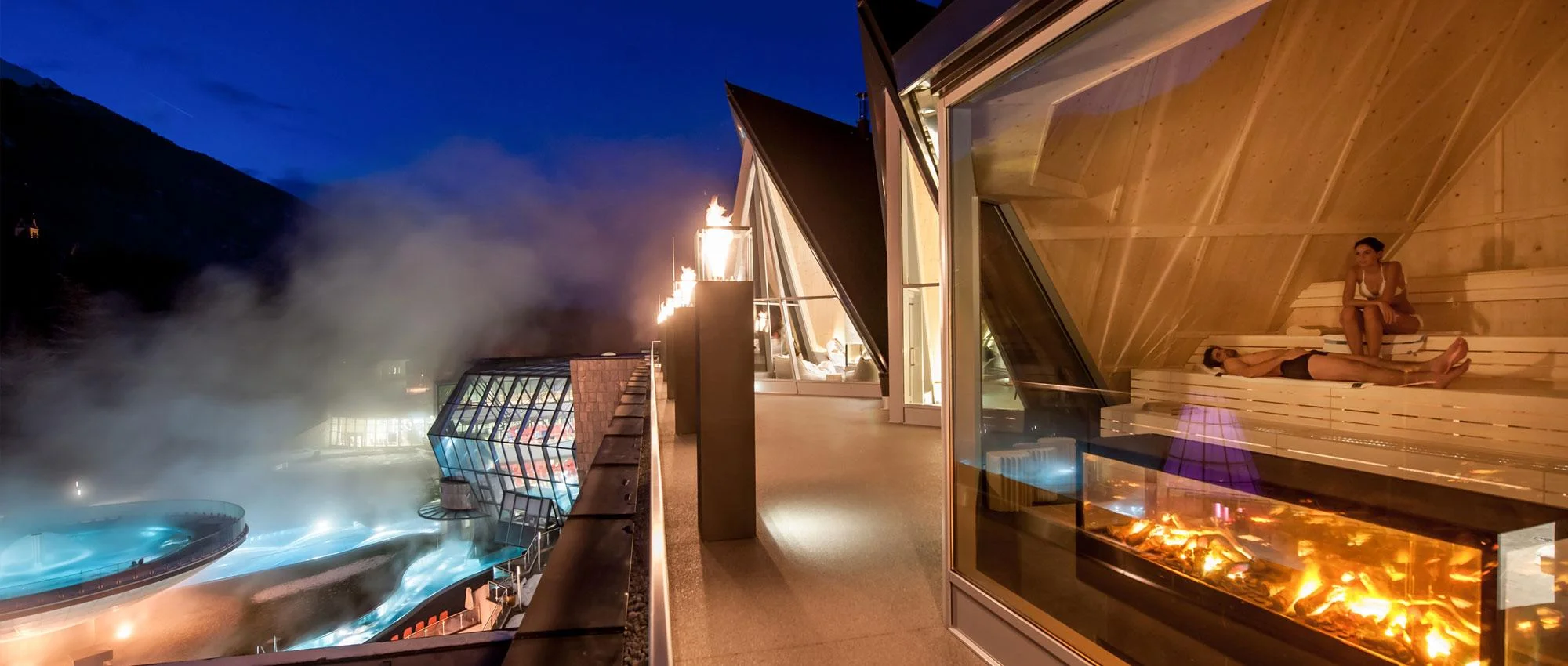Blick in die Saunalandschaft des Aqua Dome in Längenfeld am Abend mit stimmungsvoller Beleuchtung im Ötztal.