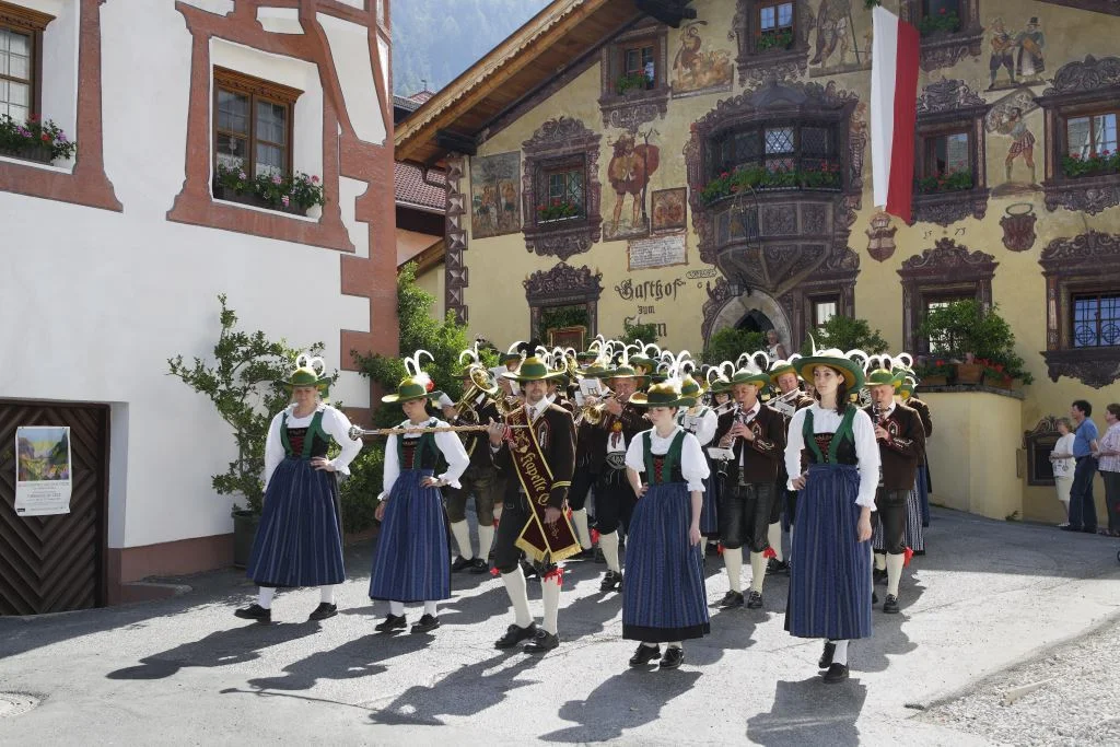 Die Musikkapelle Oetz spielt im historischen Ortskern von Oetz im Ötztal in Tirol.