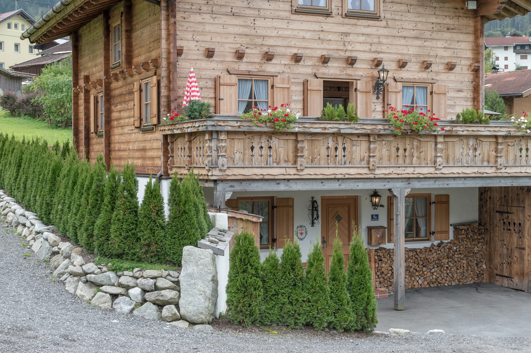 oetztal chalet haus aussenansicht front untergeschoss und erdgeschoss.jpg