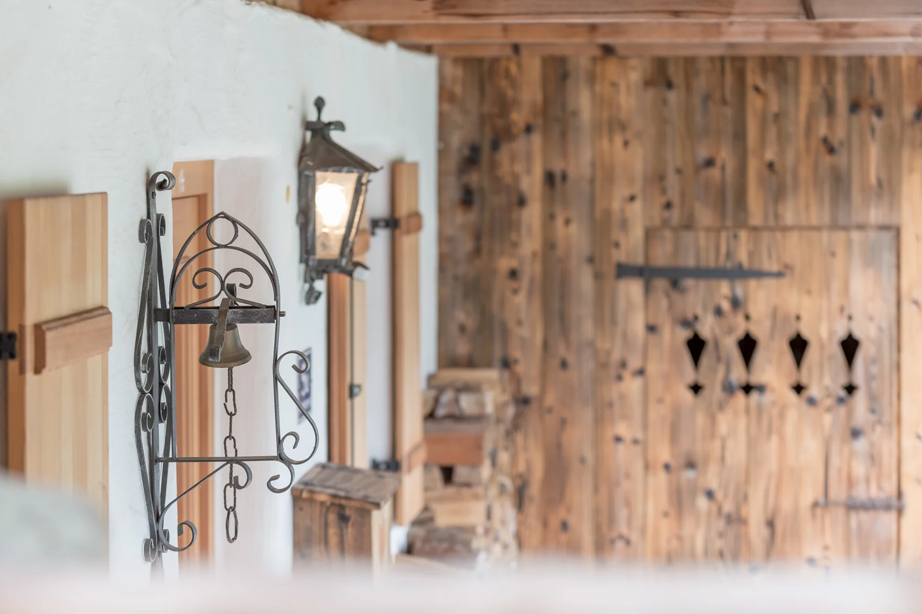 oetztal chalet tirol haus aussenansicht eingangsbereich leuchte nahaufnahme.jpg