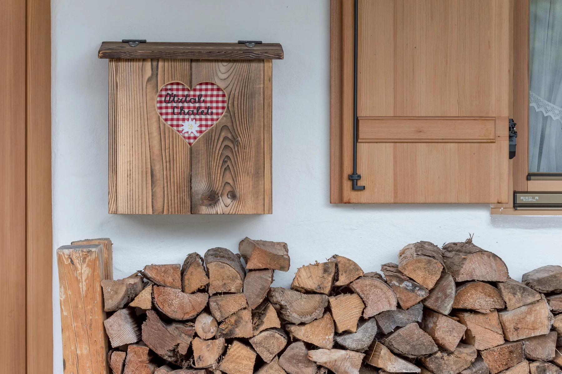 oetztal chalet tirol haus aussenansicht briefkasten.jpg