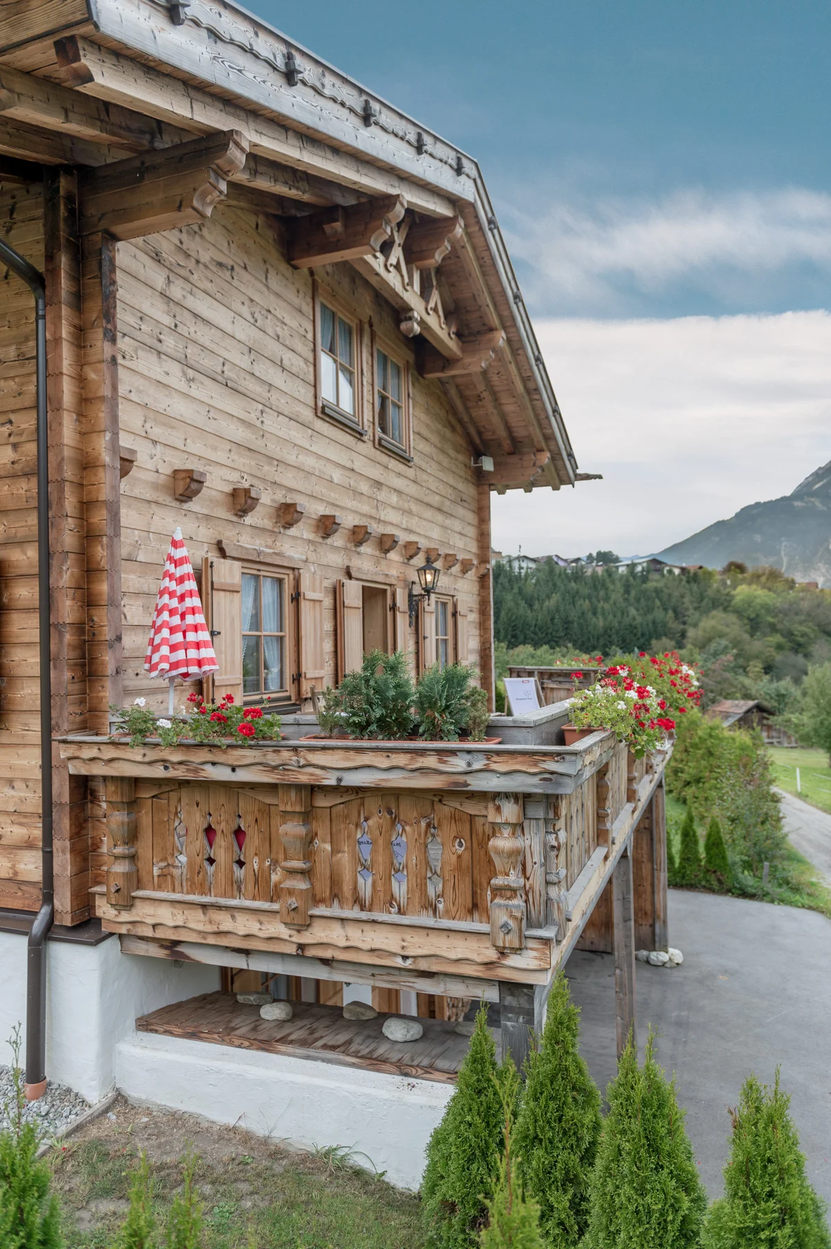oetztal chalet tirol haus aussenansicht front terrasse.jpg