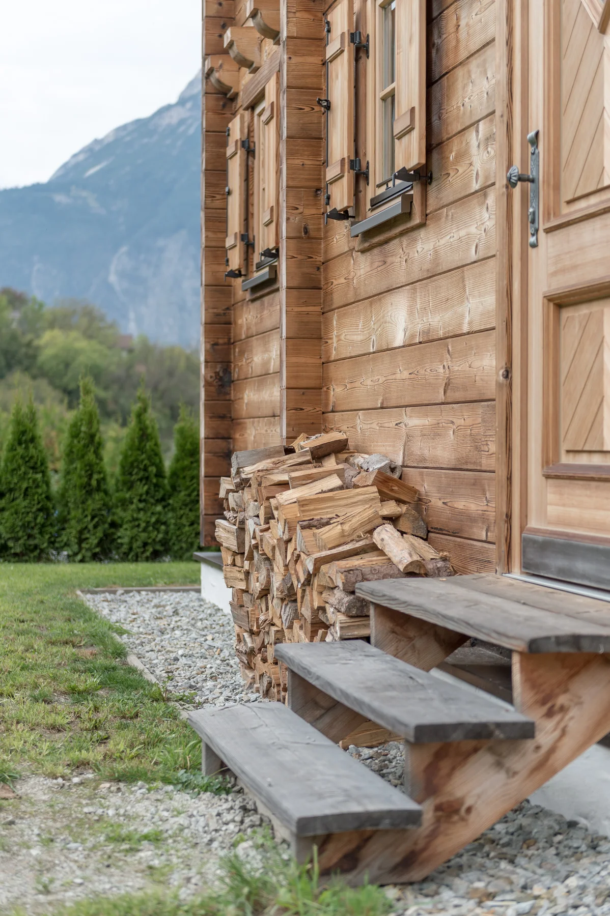 oetztal chalet tirol haus aussenansicht rückseite haustür.jpg
