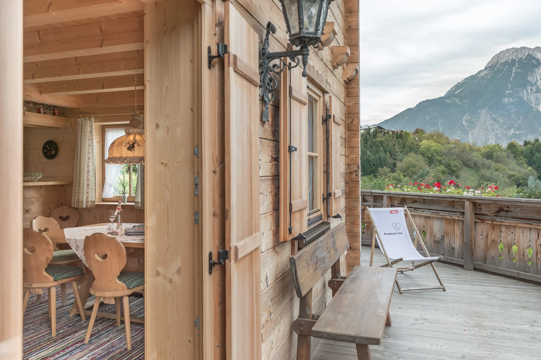 oetztal chalet tirol haus aussenaufnahme terrasse sitztbank blick ins esszimmer.jpg