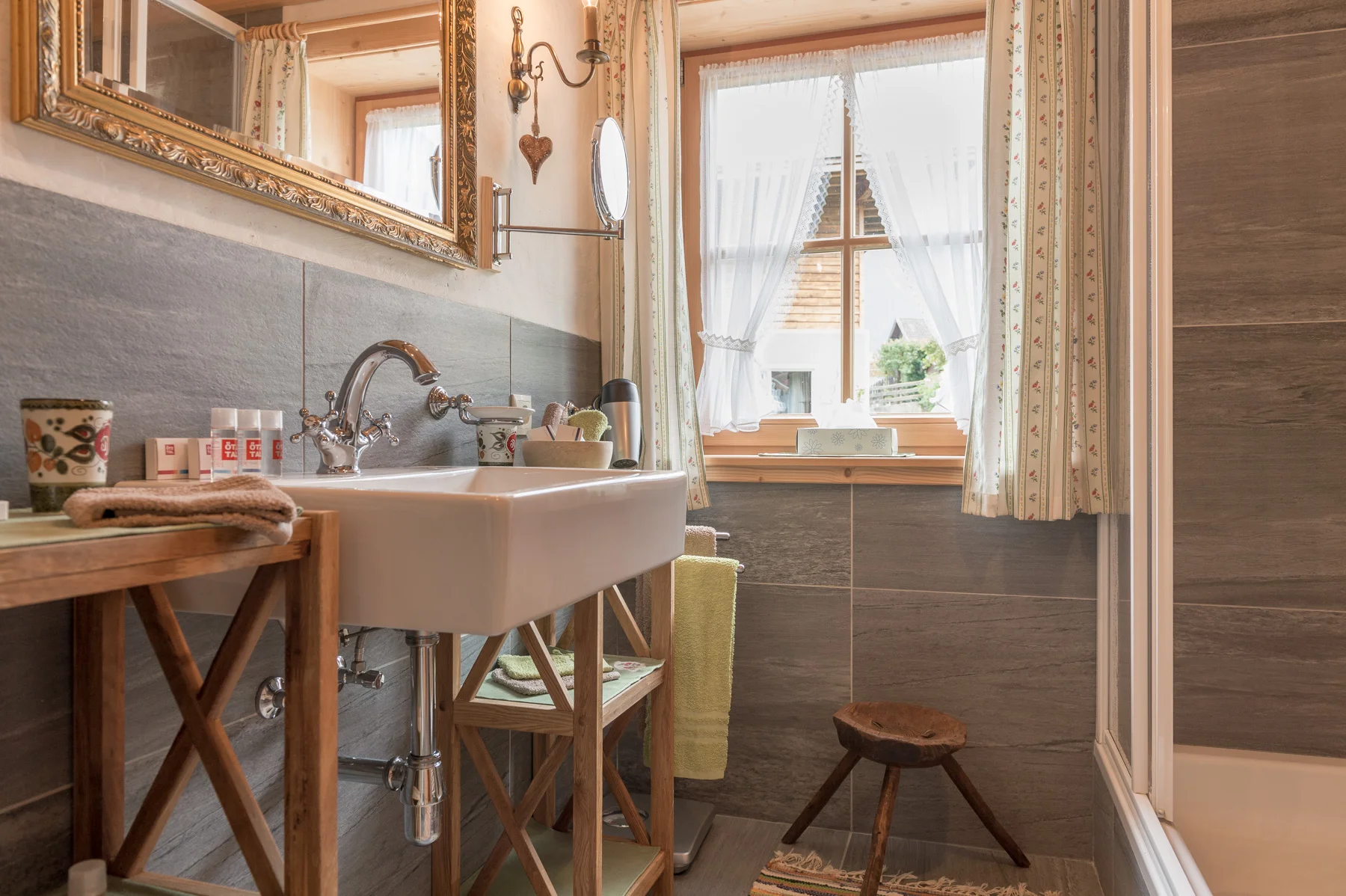 oetztal chalet tirol bad waschbecken nahaufnahme.jpg