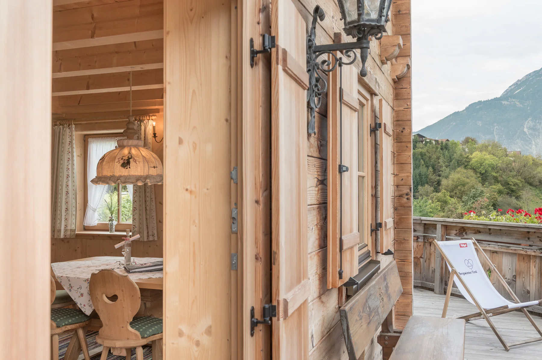 oetztal chalet tirol terrasse blick in esszimmer nahaufnahme.jpg