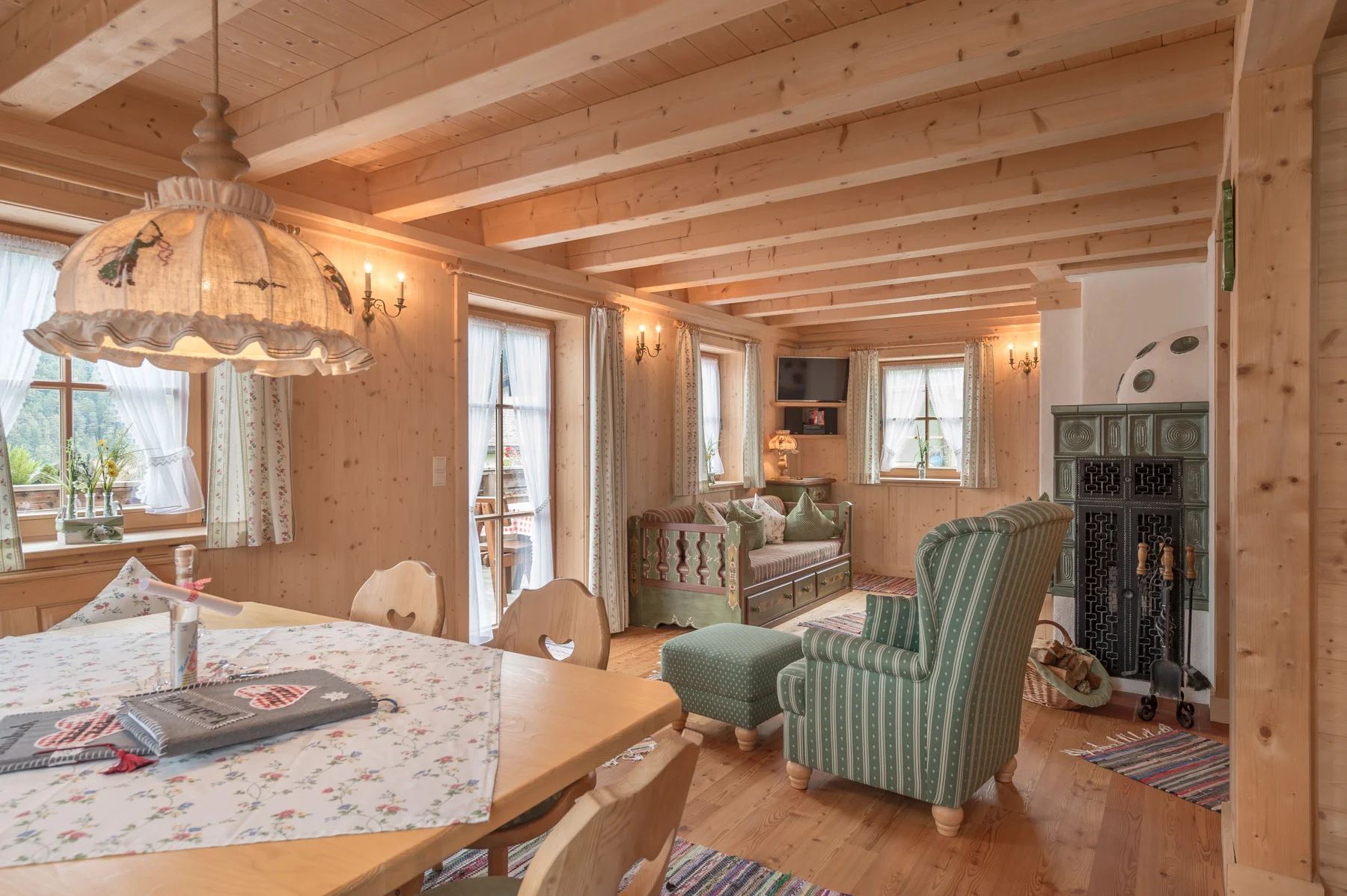 oetztal chalet tirol wohnbereich mit esstisch.jpg