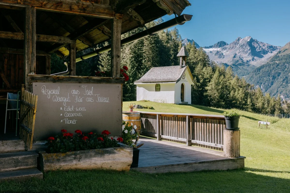 Das Wiesle bei Niederthai im Ötztal mit Kapelle und Hütte auf einer Wiese, im Hintergrund der Fundusfeiler.