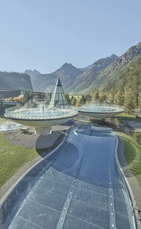 Der Aqua Dome in Längenfeld im Mittleren Ötztal. Eine Aufnahme der Außenbecken im Spät-Sommer.