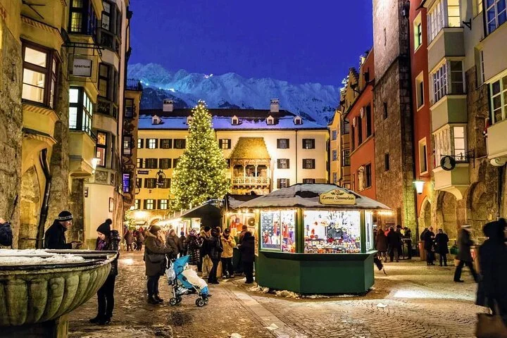 Weihnachtsmarkt am Goldenen Dachl in Innsbruck bei Abendstimmung.