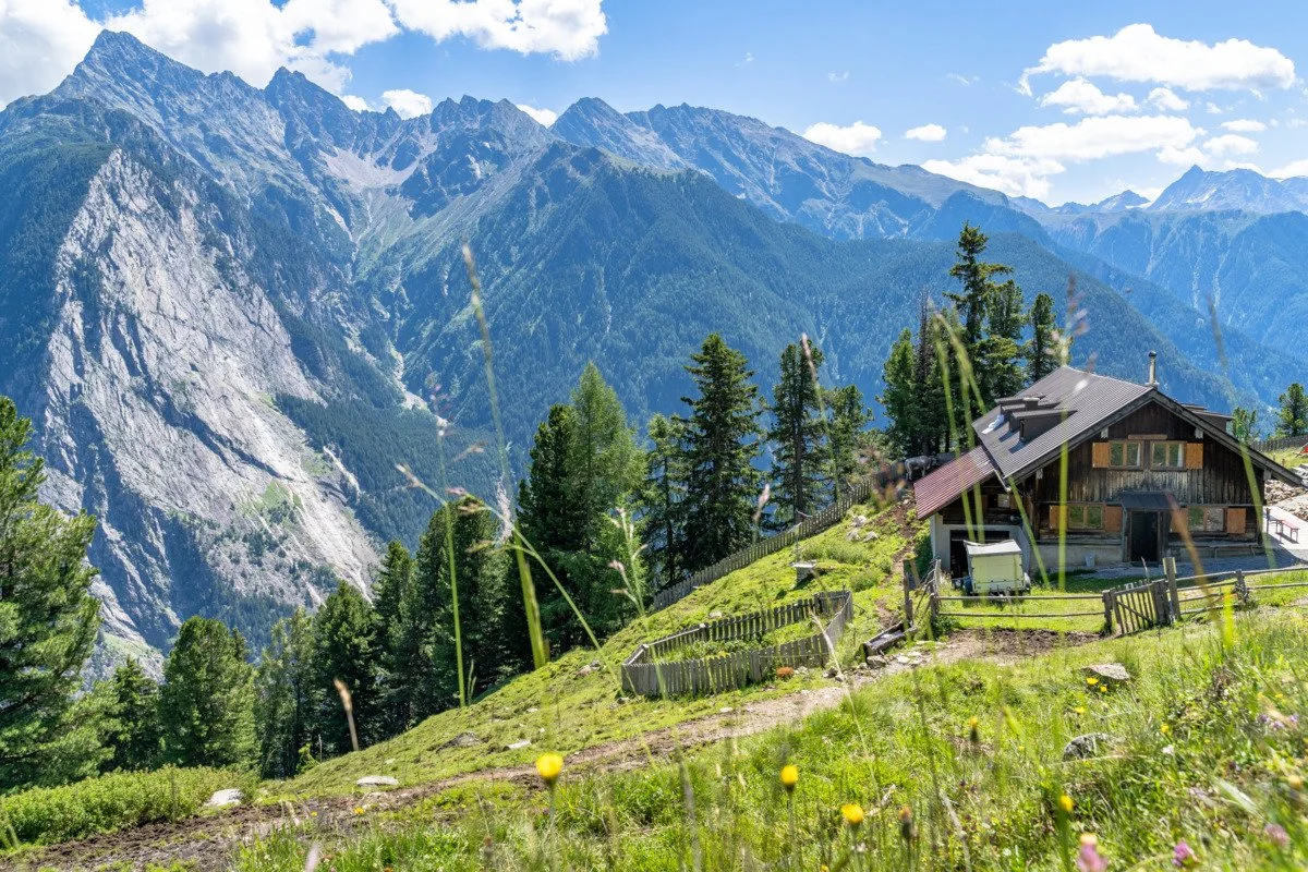 Die Armelenhütte oberhalb von Oetz mit Blick auf den Acherkogel, die Engelswand und die Stubaier Alpen.