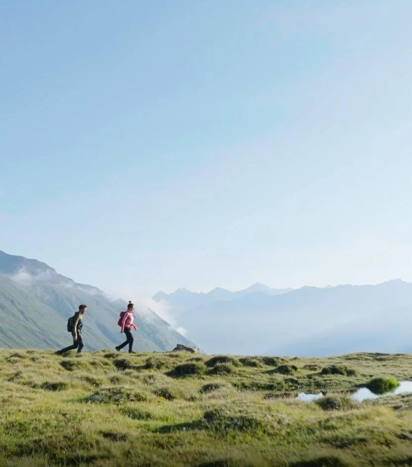 wandern-oetztaler-alpen-bergweg-zwei-wanderer-losmarschieren.jpg