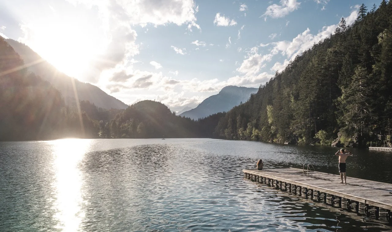 Ein Schwimmer steht auf einem Schwimmponton auf dem Piburger See bei Oetz im Ötztal in Tirol.