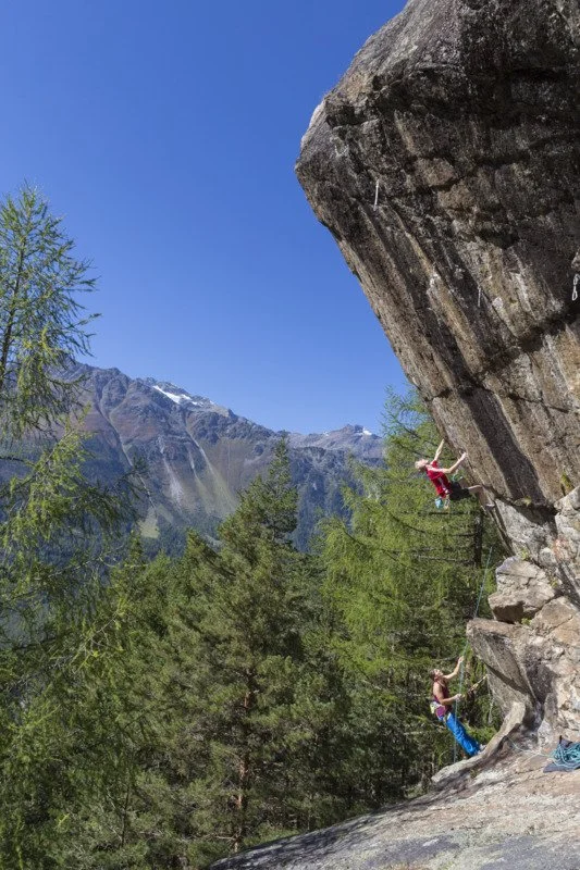 Zwei Kletterinnen im Klettergarten in Niederthai im Ötztal in Tirol.