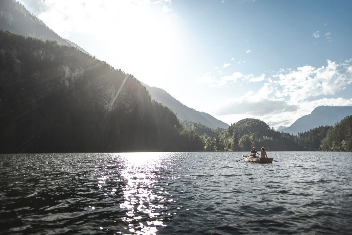 Ein Paar sitzt in einem Ruderboot auf dem Piburger See bei Oetz im Ötztal in Tirol.