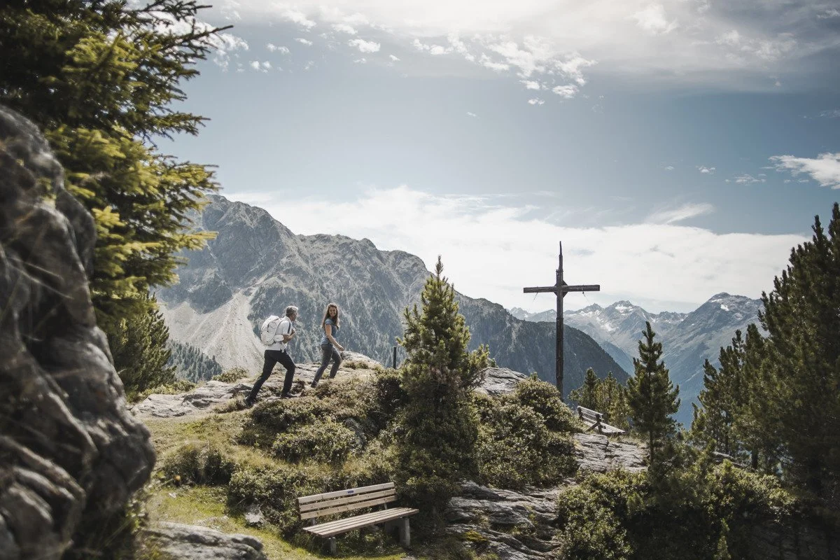 Zwei Wanderer in Hochoetz mit Blick auf den Acherkogel und das Panorama des Ötztals.