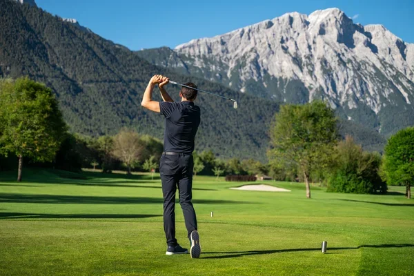 Golfer auf dem Golfplatz des Golfclubs Mieminger Plateau mit Blick auf die Mieminger Kette in Tirol.