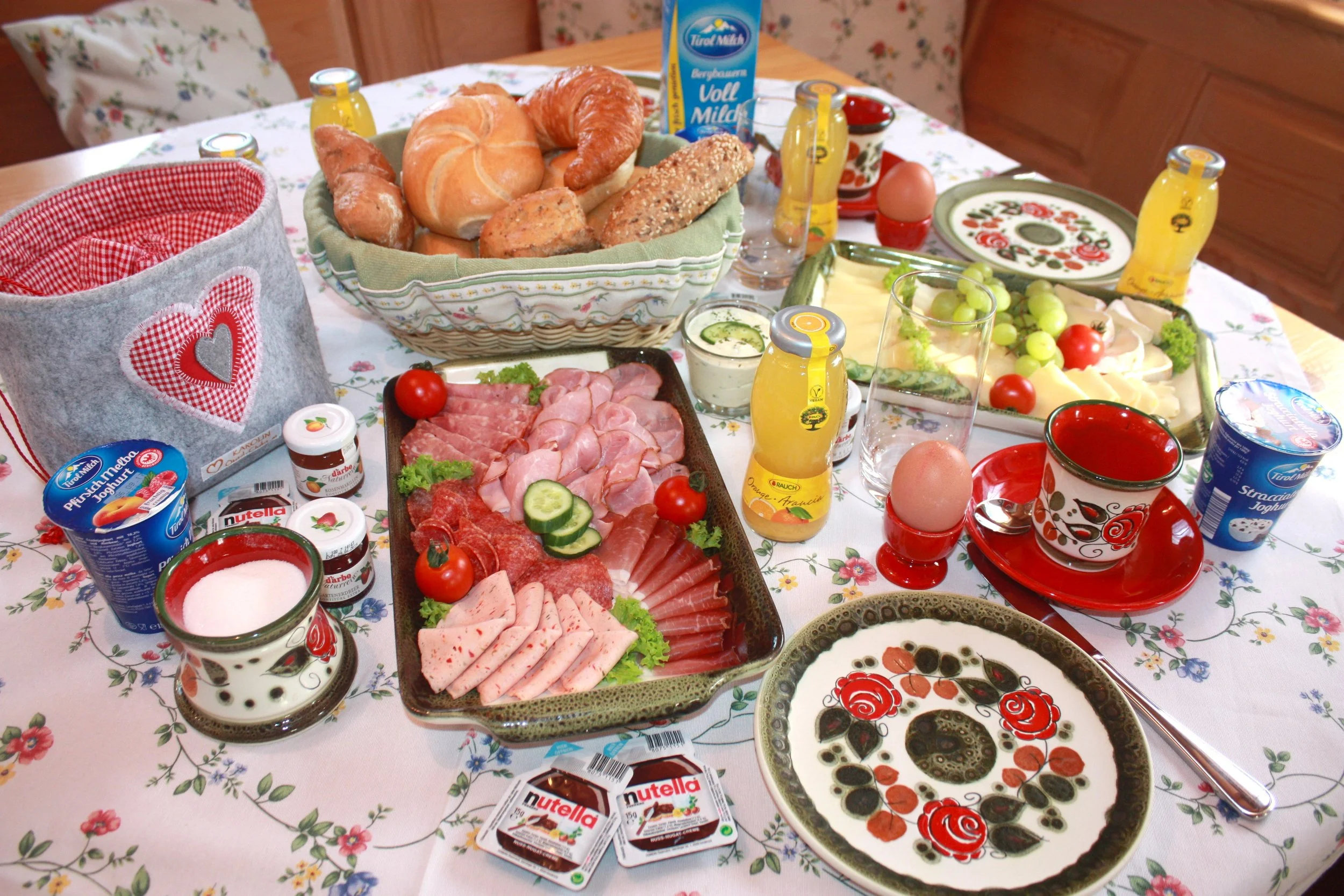 Frühstück mit regionalen Tiroler Produkten im Ötztal Chalet.