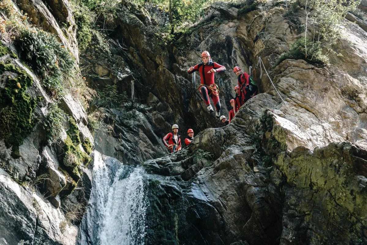Ein Teilnehmer einer Canyoning-Tour springt in einen Gumpen der Auerklamm bei Sautens im Ötztal.