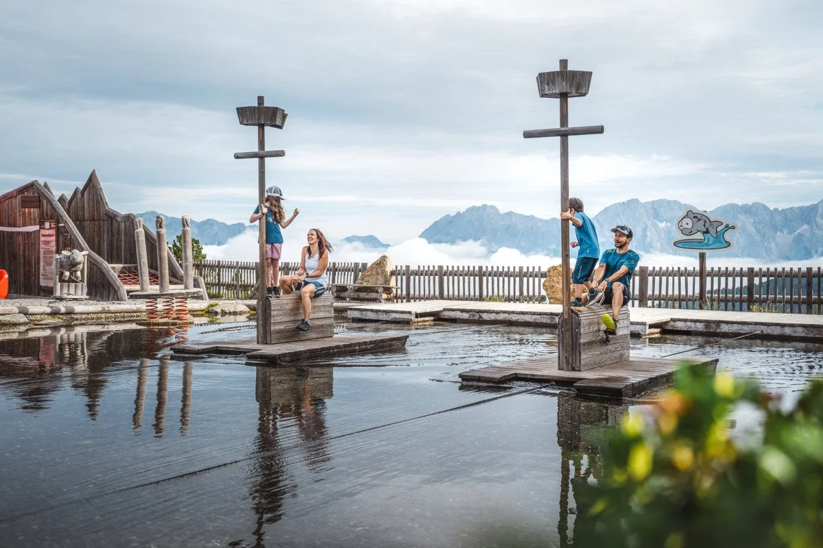 Kinder spielen im Wasserpark des WIDIVERSUM Hochoetz im Ötztal in Tirol.