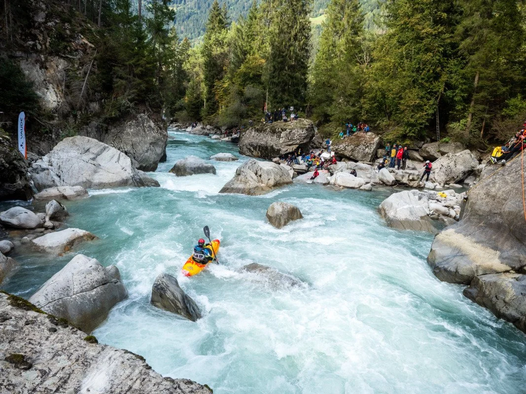 Ein Kajakfahrer im Wildwasser auf der Ötztaler Ache bei Oetz im Ötztal in Tirol.