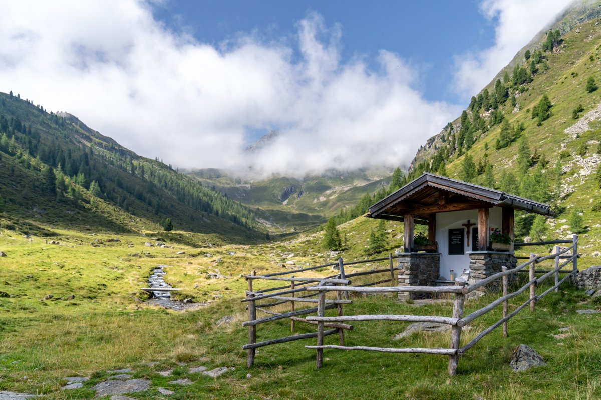 Kleine Kapelle auf einer Bergwiese in einem Seitental bei Längenfeld im Ötztal in Tirol.
