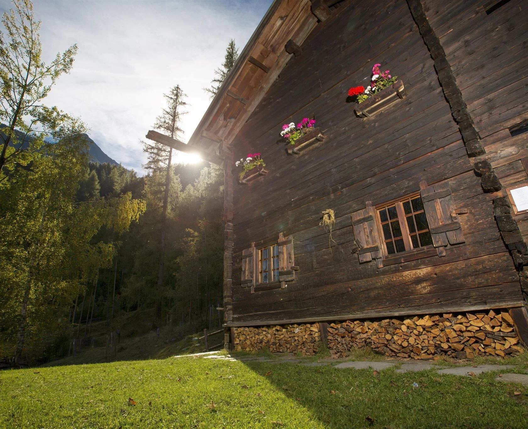 Altes, sonnenverbranntes Holzhaus des Heimatmuseums in Längenfeld.