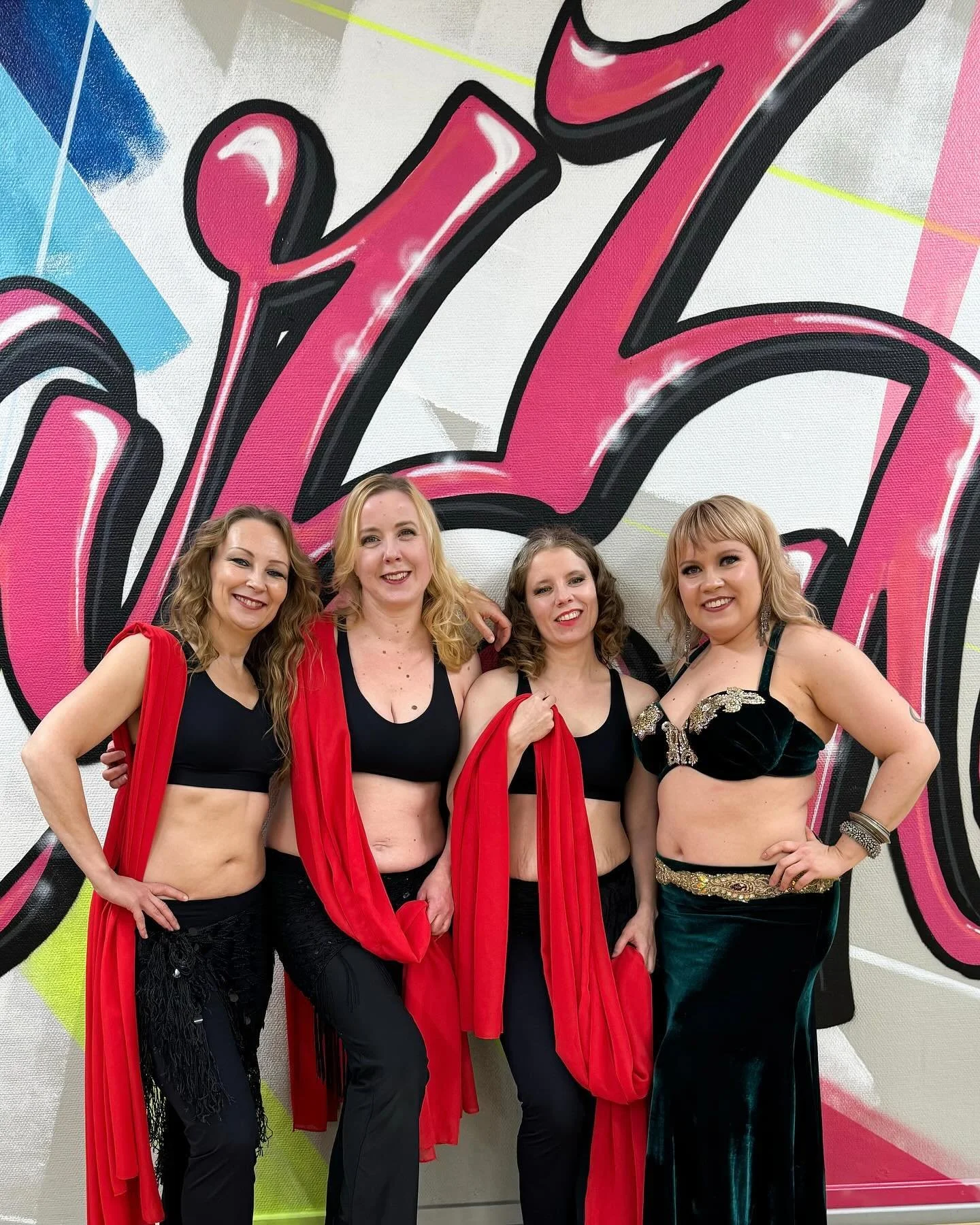 Muutama rohkea tanssija Tampereen tekniikka &amp; koreografia -ryhm&auml;st&auml; innostui esiintym&auml;&auml;n kauden p&auml;&auml;tt&auml;j&auml;isiss&auml;! 🔥❤️

Ollaan t&auml;&auml; syksy harjoiteltu huivikoreota, mik&auml; ei ehk&auml; ole kai