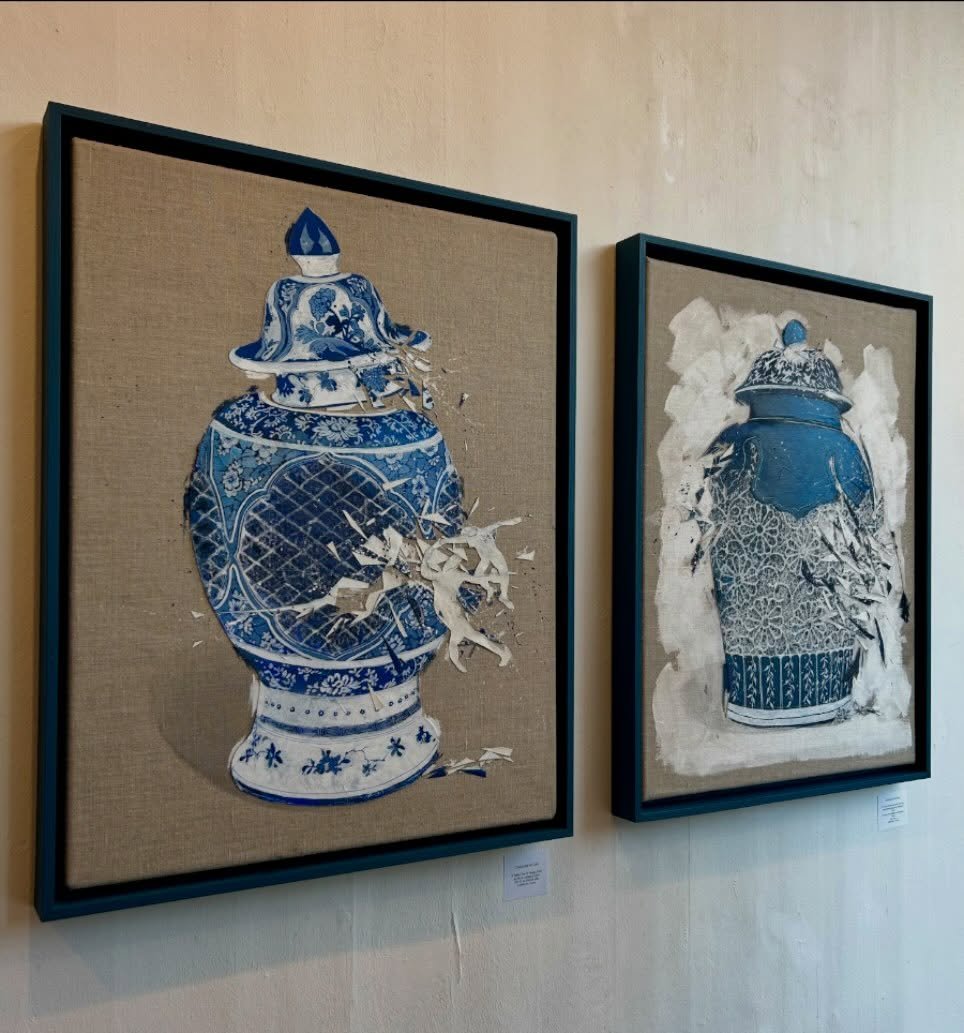 Original Artworks by @carolinapiteira at @adlibgallery @wimbledonvillage 

It Takes Two to Tango
2023
Acrylic and collage on linen, framed in blue
70 x 55 cm (framed size)

In It Takes Two to Tango, the vase is breaking. Inside it, two figures dance,