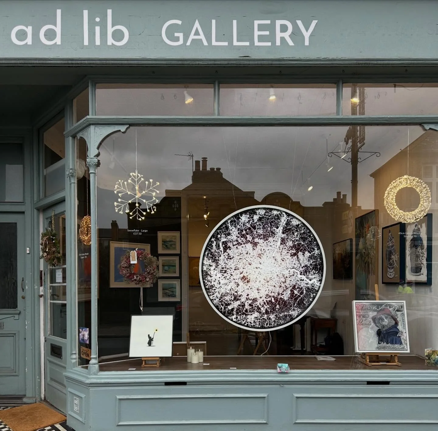 London Lights ✨
By Ewan David Eason

UV-treated ink on 5mm opal acrylic with LED lights
122 &times; 122 cm (48 &times; 48 in)
Edition 1 of 3

In the window at @adlibgallery #wimbledonvillage #london