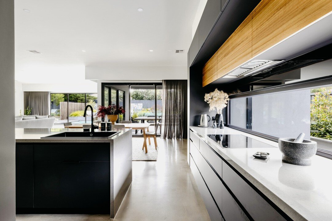 This architectural home has a state-of-the-art kitchen with integrated Miele appliances and butler's pantry.
#architecture #design #interiordesign #art #architecturephotography #photography #travel #interior #architecturelovers #architect #home #home