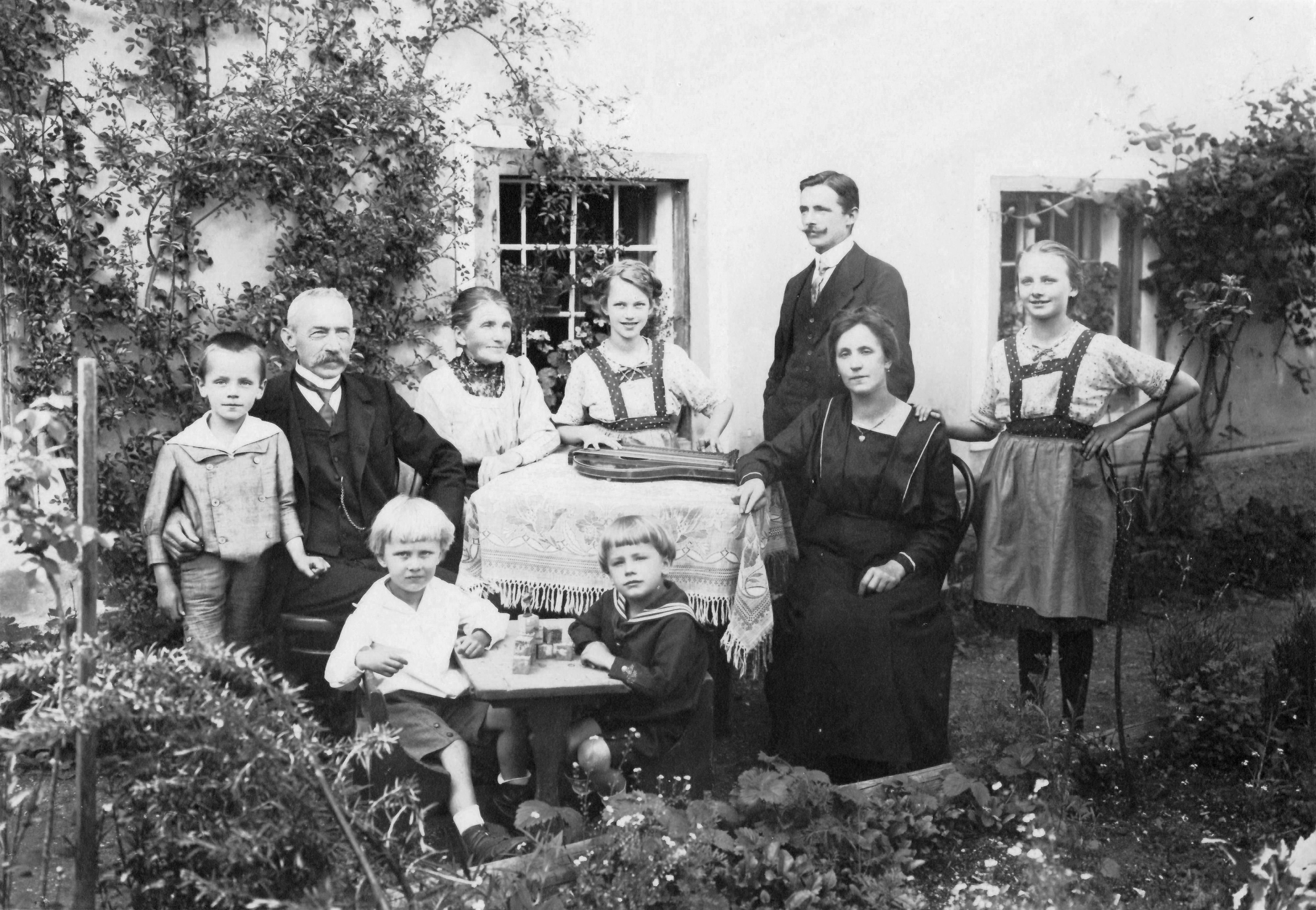 Familienfoto mit 3 Generationen. Johann I. bis Johann III.