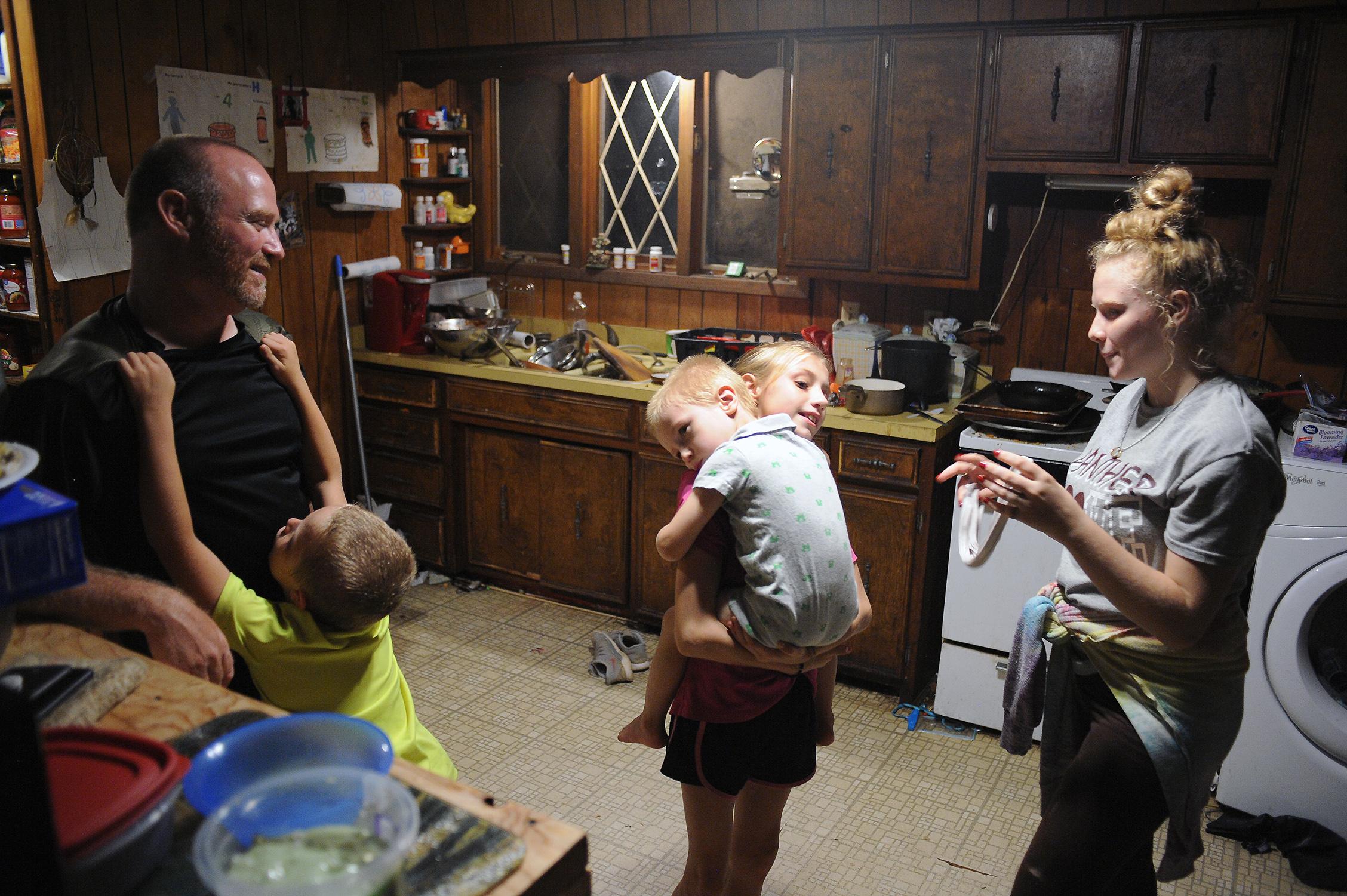 On his 46th birthday, Chloe’s loving dad Dallas enjoys the evening with his children. He tells his children not to make him any presents and that his birthday is just a regular day for him. However, his kids still woke him up after midnight with kisses and happy birthday wishes. Only his oldest son Dylan (20) has the ability to buy him a present.