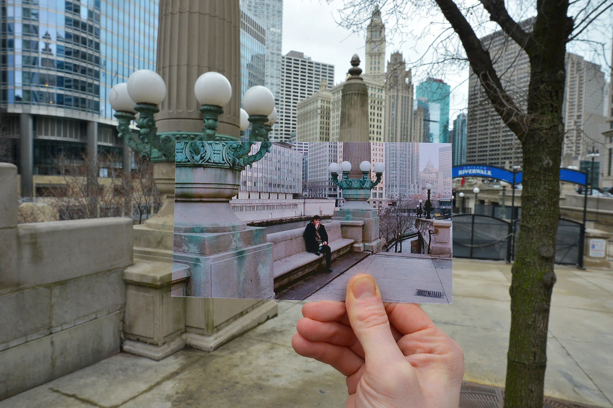  Chicago downtown by the Irv Kupcinet Bridge. 
