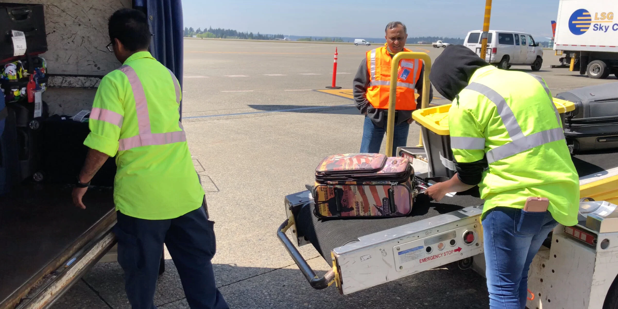 RAMP AGENTS SCANNING BAGS ONTO A PLANE