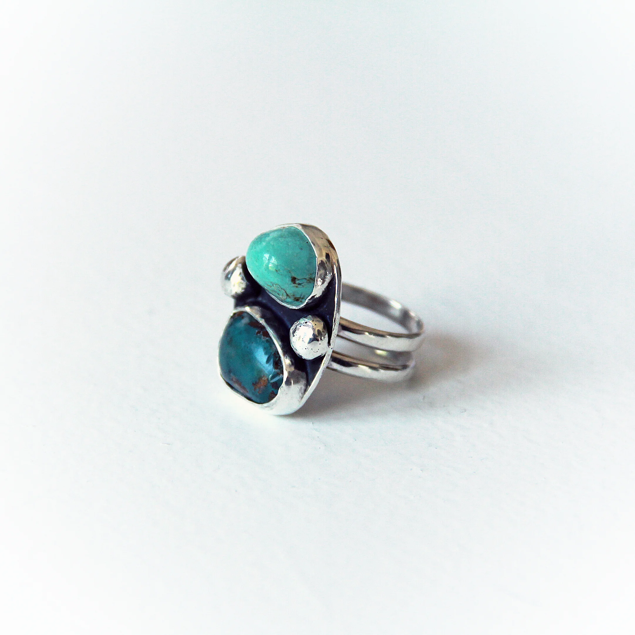 TURQUOISE AND BLOODSTONE RING. SIZE 7