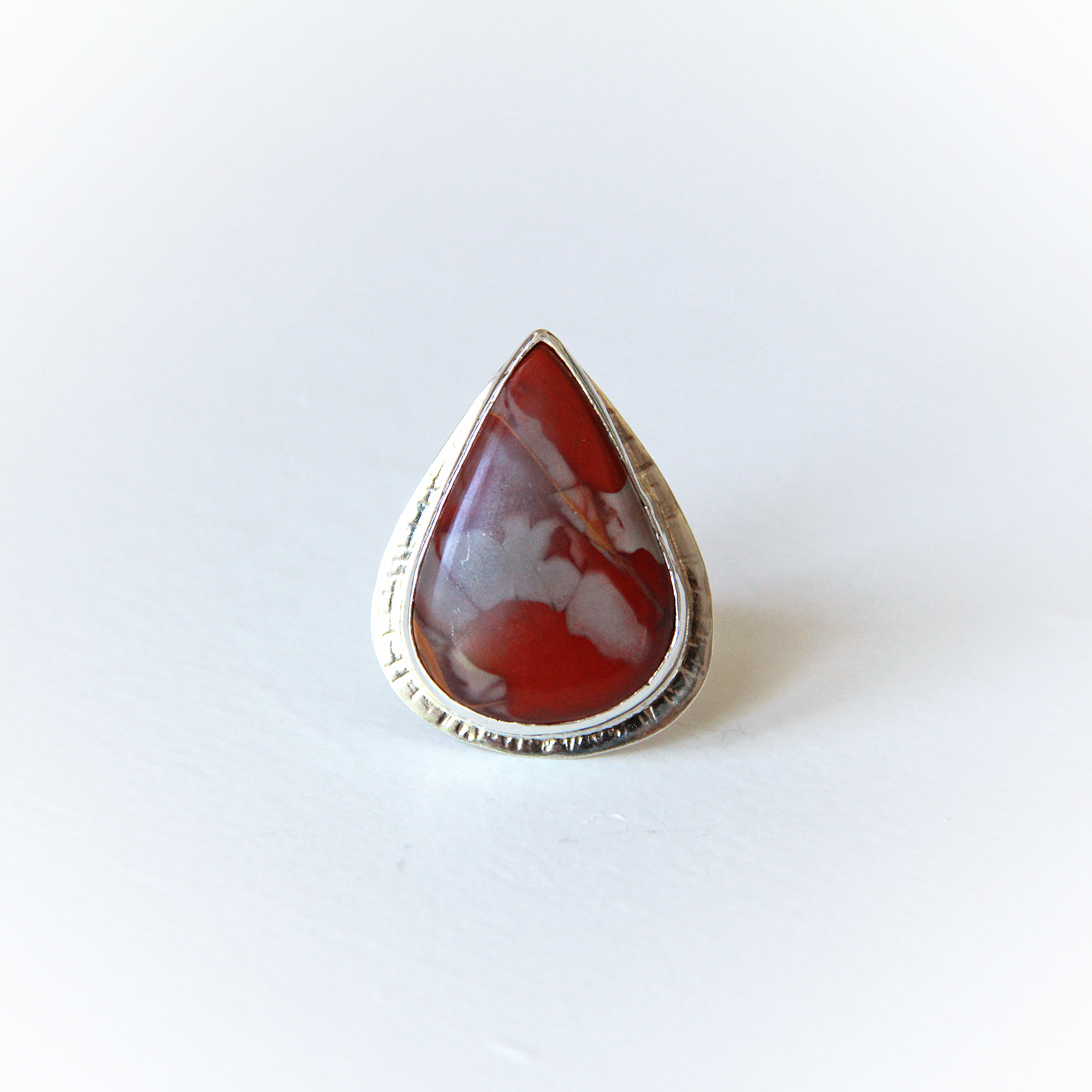RED JASPER AND STERLING SILVER STATEMENT RING. SIZE 6