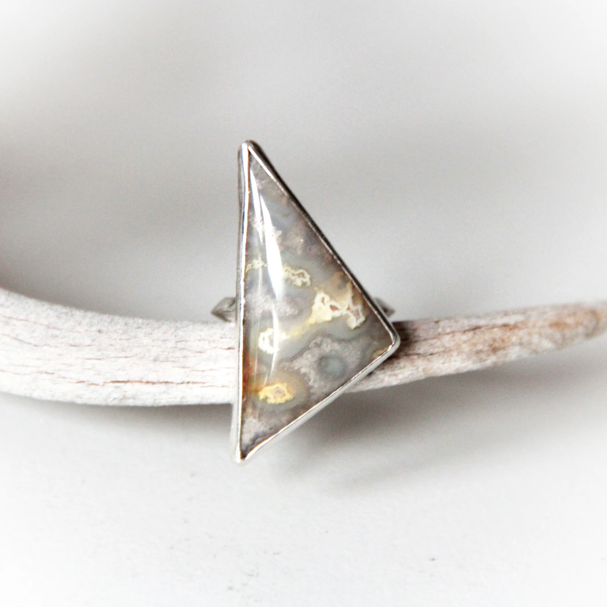CRAZY LACE AGATE TRIANGLE AND STERLING SILVER. SIZE 6. DAY TWELVE RING. 