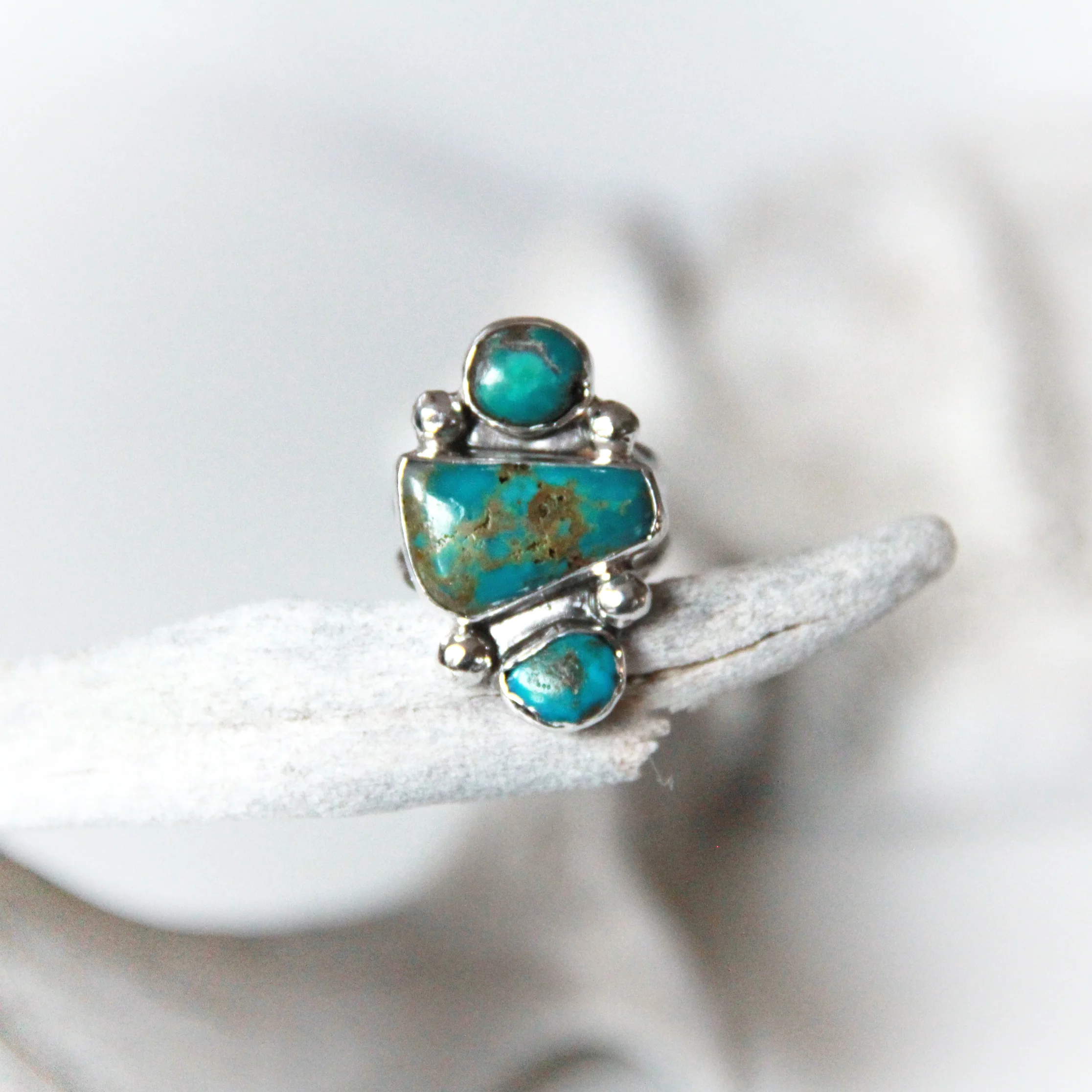 TURQUOISE AND STERLING SILVER. SIZE 7 1/2. DAY TWENTY-ONE RING. 